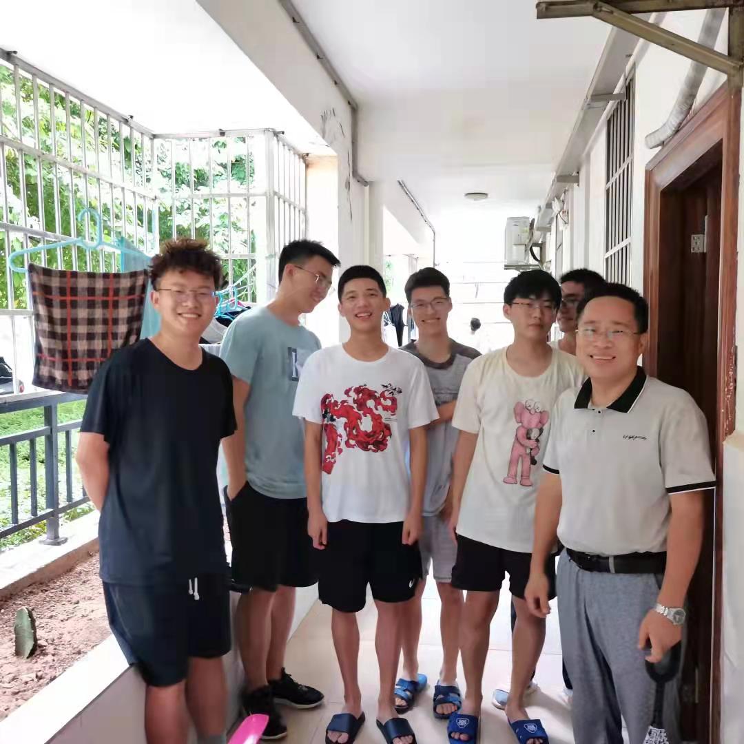我院领导及教师看望走访学生宿舍