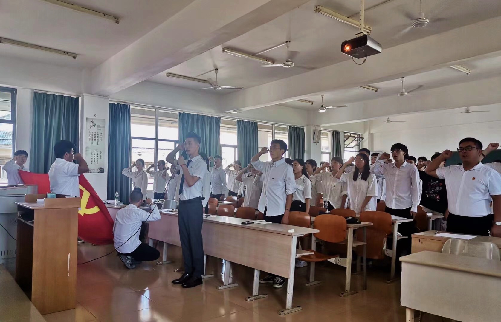 我院学生党支部举办学习贯彻习近平总书记“七一”讲话精神会议