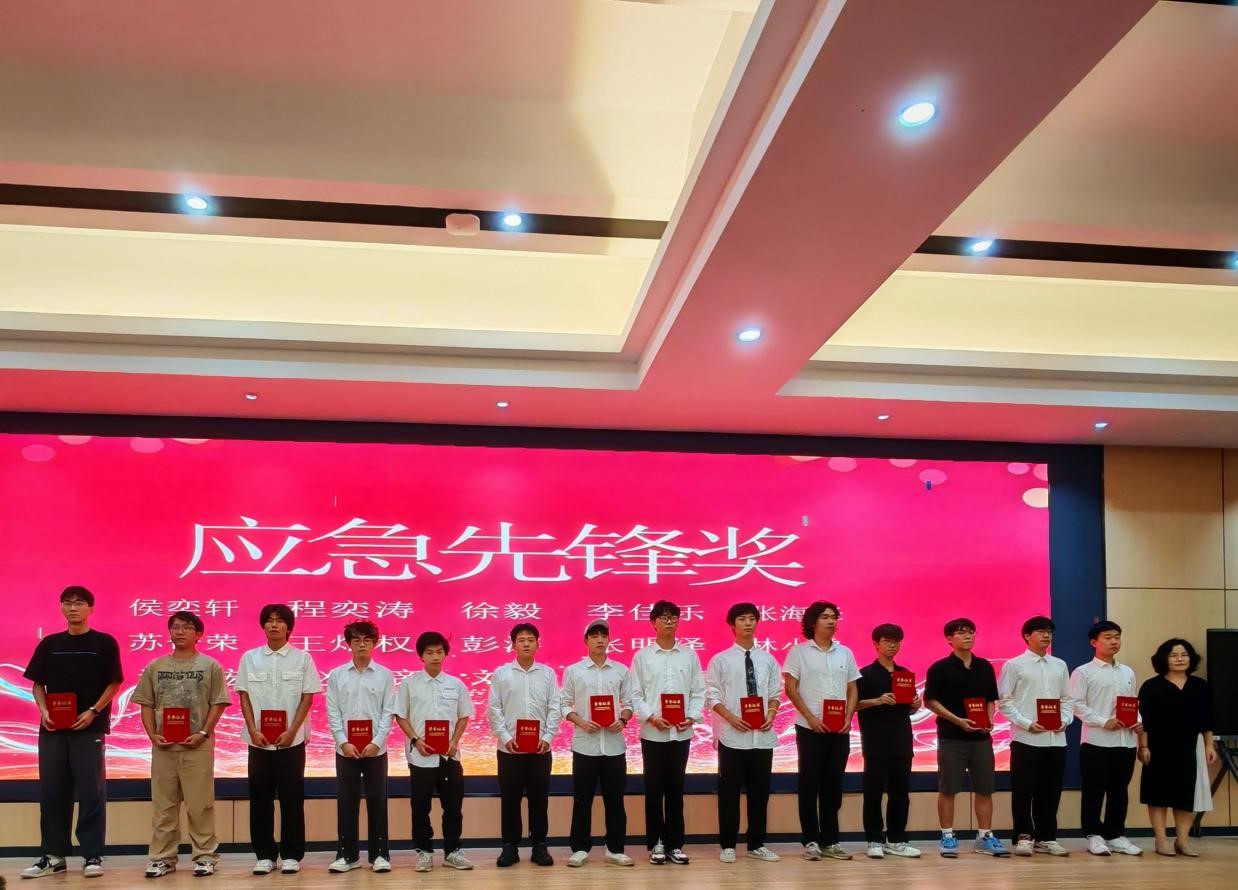 我院2024级新生晚会暨优秀学生表彰大会      
