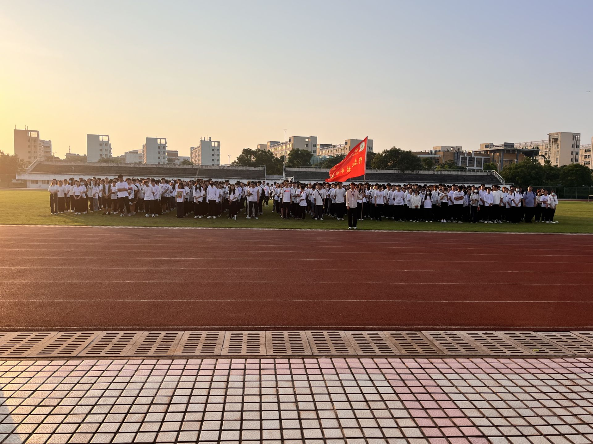 ”谱写生命之歌，弘扬爱国精神“海南师范大学信息科学技术学院升旗仪式