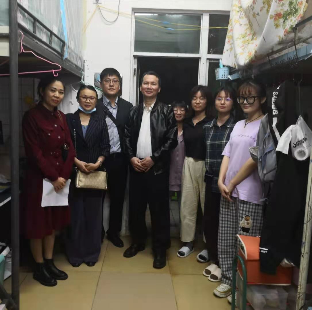 学院领导等同志走访学生宿舍检查学生开学报到情况